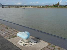 la ciudad de nijmegen en el río waal en los países bajos foto