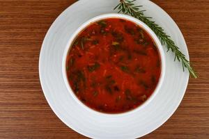 sopa de frijoles en madera foto