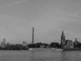 la ciudad de emmerich en el río rin foto