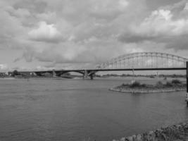 la ciudad de nijmegen en el río waal en los países bajos foto