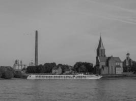 la ciudad de emmerich en el río rin foto