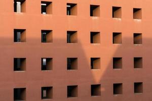 Módena, Italia-6 de febrero de 2022-paseando dentro del cementerio de Módena por los arquitectos italianos aldo rossi y gianni braghieri durante un día nublado. foto