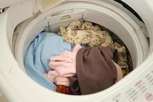 primer plano de paños en una lavadora. foto