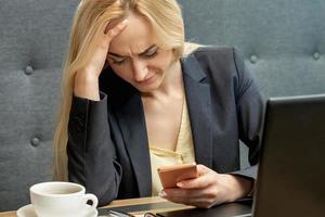 mujer que parece molesta mientras usa el teléfono inteligente. foto