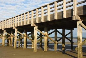 puente de madera sobre la bahía de duxbury en massachusetts foto