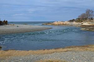 la marea agitando el agua en cohasset massachusetts foto