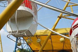 carnaval, rueda de la fortuna sobre el cielo azul en el parque de atracciones en verano foto