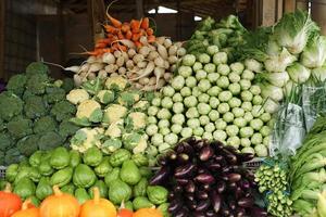 varios tipos de verduras frescas y saludables en los mercados tradicionales. fondo vegetal colorido foto