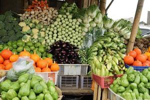 varios tipos de verduras frescas y saludables en los mercados tradicionales. fondo vegetal colorido foto