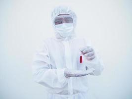 médico o científico asiático con uniforme de suite ppe. equipo de protección personal con prueba de tubo de sangre. concepto de coronavirus o covid-19 fondo blanco aislado foto