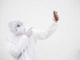 retrato de médico o científico con uniforme de suite de ppe sosteniendo una botella de plástico con un producto para el cuidado de la piel. covid-19 concepto aislado fondo blanco foto