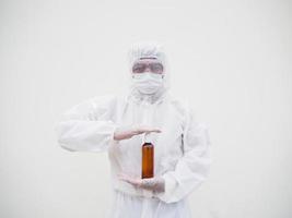 retrato de médico o científico con uniforme de suite de ppe sosteniendo una botella de plástico con un producto para el cuidado de la piel. covid-19 concepto aislado fondo blanco foto