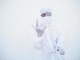 médico o científico con uniforme de suite de ppe que muestra el signo de la mano de amor. coronavirus o covid-19 con ganas de fondo blanco aislado foto