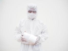 médico o científico masculino asiático en uniforme de suite ppe con papel higiénico. falta de papel higiénico en la cuarentena del coronavirus. covid-19 concepto aislado fondo blanco foto