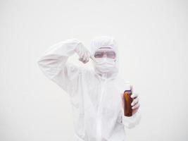 retrato de médico o científico con uniforme de suite de ppe sosteniendo una botella de plástico con un producto para el cuidado de la piel. covid-19 concepto aislado fondo blanco foto