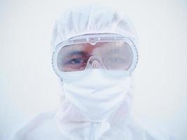 primer plano de un médico o científico masculino asiático con uniforme de suite de ppe. concepto de coronavirus o covid-19 fondo blanco aislado foto