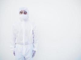 seguro médico o científico asiático con uniforme de suite ppe de pie mirando hacia adelante con espacio de copia para texto o diseño en el fondo blanco. concepto de coronavirus o covid-19. foto