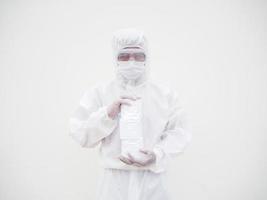 médico o científico masculino asiático en uniforme de suite ppe con papel higiénico. falta de papel higiénico en la cuarentena del coronavirus. covid-19 concepto aislado fondo blanco foto