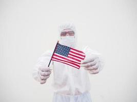 retrato de médico o científico en uniforme de suite ppe con bandera nacional de los estados unidos de américa. covid-19 concepto aislado fondo blanco foto