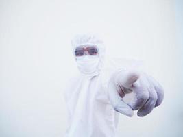 médico o científico asiático con uniforme de suite de ppe que muestra apuntando hacia adelante y mirando hacia adelante. concepto de coronavirus o covid-19 fondo blanco aislado foto