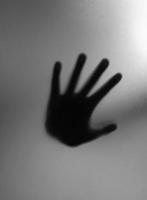 Desenfoque de silueta de la mano en el espejo concepto de halloween foto
