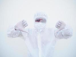 médico o científico masculino asiático en uniforme de suite ppe mostrando los pulgares hacia abajo. concepto de coronavirus o covid-19 fondo blanco aislado foto