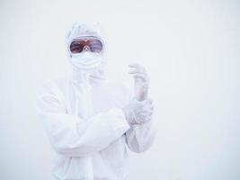 retrato de un joven médico o científico asiático con uniforme de suite ppe sosteniendo sus manos mientras mira hacia adelante. concepto de coronavirus o covid-19 fondo blanco aislado foto