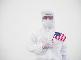 retrato de médico o científico en uniforme de suite ppe con bandera nacional de los estados unidos de américa. covid-19 concepto aislado fondo blanco foto