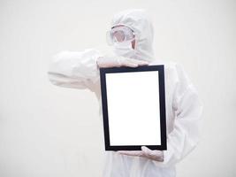 médico o científico asiático con uniforme de suite ppe. sosteniendo marcos negros cuadrados de pantalla blanca para su diseño. concepto de coronavirus o covid-19 fondo blanco aislado foto