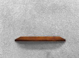 estanterías de madera vintage sobre fondo de textura de pared de hormigón con trazado de recorte. en blanco para el diseño foto