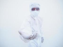 médico o científico asiático con uniforme de suite ppe que ofrece un apretón de manos como saludo y bienvenida. concepto de coronavirus o covid-19 fondo blanco aislado foto