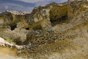 antigua ciudad cueva, baqla, vista desde el exterior. foto