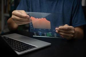 hombre de negocios gráfico de pantalla virtual indicador del mercado de valores cambio de divisas gestión financiera forex. gráfico de beneficios empresariales concepto de economía de índice de crecimiento comercial. foto