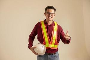 retrato de un ingeniero asiático que estudia un plan de habitación ingeniero civil en el sitio de construcción foto