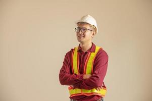 retrato de un ingeniero asiático que estudia un plan de habitación ingeniero civil en el sitio de construcción foto