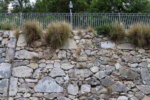 alto muro de piedra y hormigón. foto