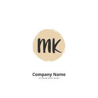 mk escritura a mano inicial y diseño de logotipo de firma con círculo. hermoso diseño de logotipo escrito a mano para moda, equipo, boda, logotipo de lujo. vector