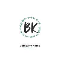 bk escritura a mano inicial y diseño de logotipo de firma con círculo. hermoso diseño de logotipo escrito a mano para moda, equipo, boda, logotipo de lujo. vector