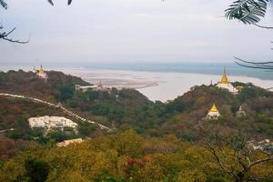 colina sagaing con numerosas pagodas y monasterios budistas en el río irrawaddy, sagaing, myanmar foto