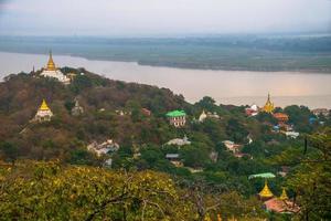 colina sagaing con numerosas pagodas y monasterios budistas en el río irrawaddy, sagaing, myanmar foto