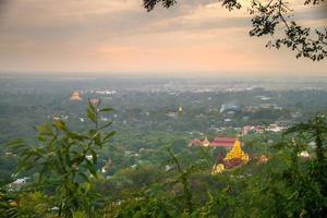 colina sagaing con numerosas pagodas y monasterios budistas en el río irrawaddy, sagaing, myanmar foto
