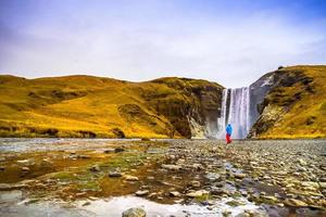 skogafoss, una cascada situada en el río skoga en el sur de islandia en los acantilados de la antigua costa foto