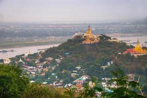 colina sagaing con numerosas pagodas y monasterios budistas en el río irrawaddy, sagaing, myanmar foto