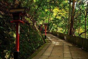 kurama-dera, un templo situado en la base del monte kurama en el extremo norte de la prefectura de kyoto, kansai, japón foto