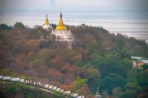 colina sagaing con numerosas pagodas y monasterios budistas en el río irrawaddy, sagaing, myanmar foto