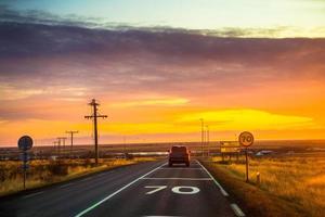 islandia - 4 de noviembre de 2017 - vista de la calle de la ruta 1 o carretera de circunvalación, o hringvegur, una carretera nacional que recorre islandia y conecta la mayoría de las partes habitadas del país foto