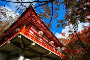 escena otoñal de kurama-dera, un templo situado en la base del monte kurama en el extremo norte de la prefectura de kyoto, kansai, japón foto