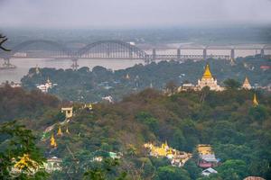 colina sagaing con numerosas pagodas y monasterios budistas en el río irrawaddy, sagaing, myanmar foto