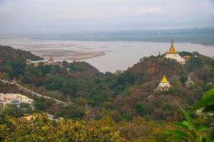 colina sagaing con numerosas pagodas y monasterios budistas en el río irrawaddy, sagaing, myanmar foto