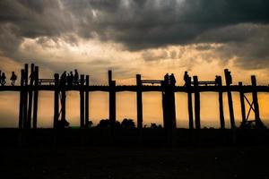 eres un puente con el cielo crepuscular de la puesta de sol en el fondo, mandalay, myanmar foto